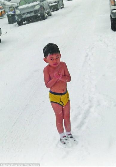 Cách đây 10 năm, Đa Đa từng bị bố bắt cởi trần chạy bộ trong thời tiết lạnh giá.