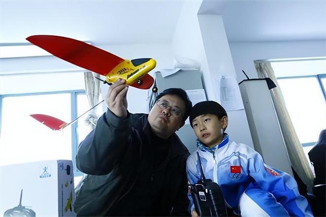 Ngoài đi bộ đường dài và leo núi, anh Hà Liệt Thắng còn cho con trai học các lớp đào tạo tài nặng như võ thuật, trượt băng, nhảy hip-hop…