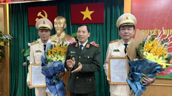 Thứ trưởng Lê Văn Tuyến trao quyết định và tặng hoa chúc mừng 2 tân cục trưởng