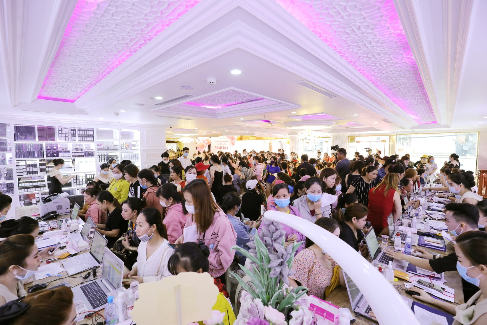 Lượng khách hàng lúc nào cũng đông đúc là minh chứng tốt nhất cho chất lượng sản phẩm dịch vụ tại TMV Mailisa