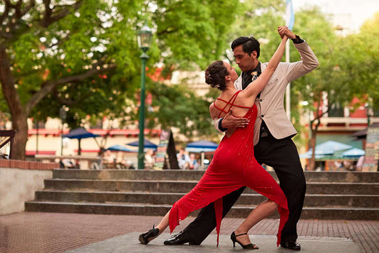 6. Argentina là quê hương của điệu nhảy Tango nổi tiếng. Điệu nhảy bắt nguồn từ thủ đô Buenos Aires vào thế kỷ 19, ban đầu nó được biểu diễn ở những khu vực nghèo khổ xung quanh bến tàu. Vào thời điểm đó, một số người&nbsp; coi thường điệu nhảy, cho rằng nó thấp hèn và không đẹp.&nbsp;
