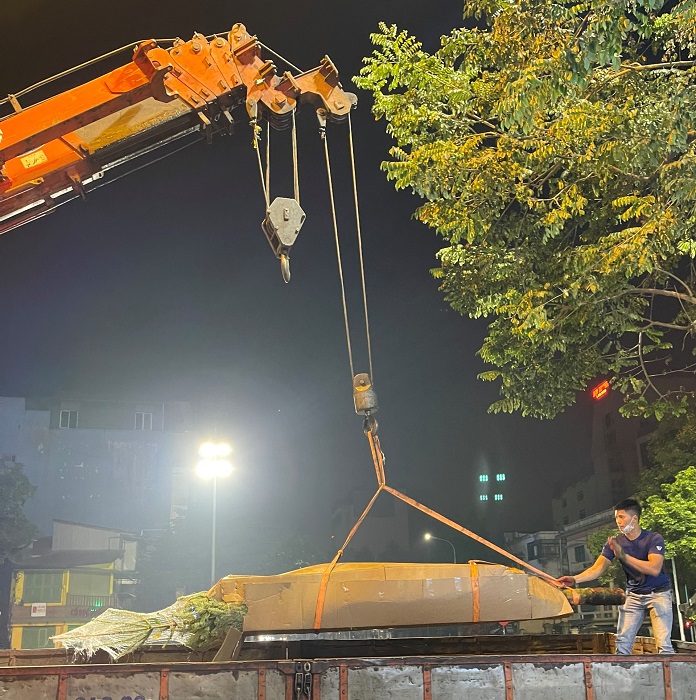 Vì kích thước lớn nên việc vận chuyển về Việt Nam và giao đến cho khách hàng rất khó khăn. (Ảnh: Khôi Hà).