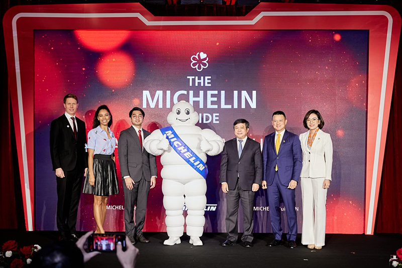 Từ trái sang phải:&nbsp;Chris Gledhill - Giám đốc quốc tế của MICHELIN Guide, Elisabeth Boucher - Anselin Giám đốc truyền thông, thương hiệu và phát triển bền vững tại MICHELIN Experiences; Ahmad Faiez Mohamed Pisal - Giám đốc điều hành Michelin Việt Nam; Ông Đoàn Văn Việt - Thứ trưởng Bộ Văn Hóa, Thể thao và Du lịch, Ông Đặng Minh Trường - Thành viên Hội đồng Sáng lập - Chủ tịch Hội đồng Quản trị Tập đoàn Sun Group; Bà Nguyễn Vũ Quỳnh Anh - Tổng giám đốc Khối SHG