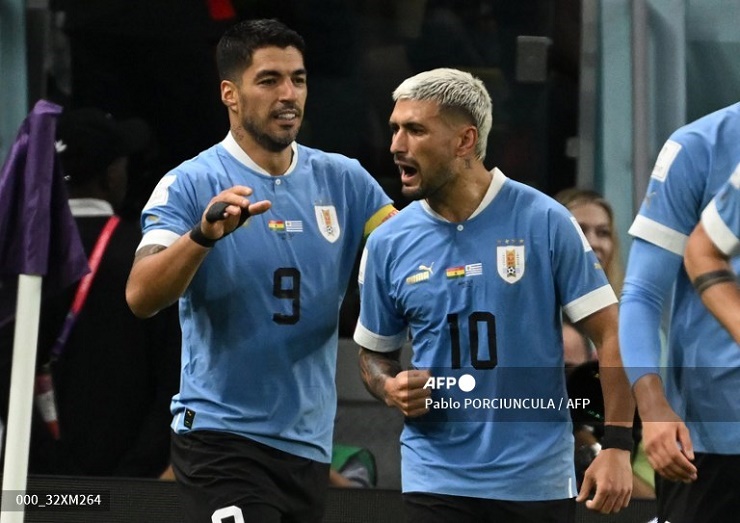 Uruguay đánh bại Ghana nhưng không đủ điều kiện đi tiếp