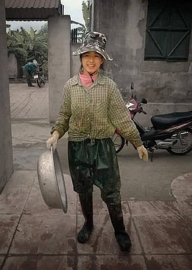 Xuất thân từ một gia đình làm nông tại Thanh Hoá, Đỗ Hà nhận được sự quan tâm của công chúng sau khi đăng quang hoa hậu, viral nhất là hình ảnh cô đi làm ruộng cấy lúa.
