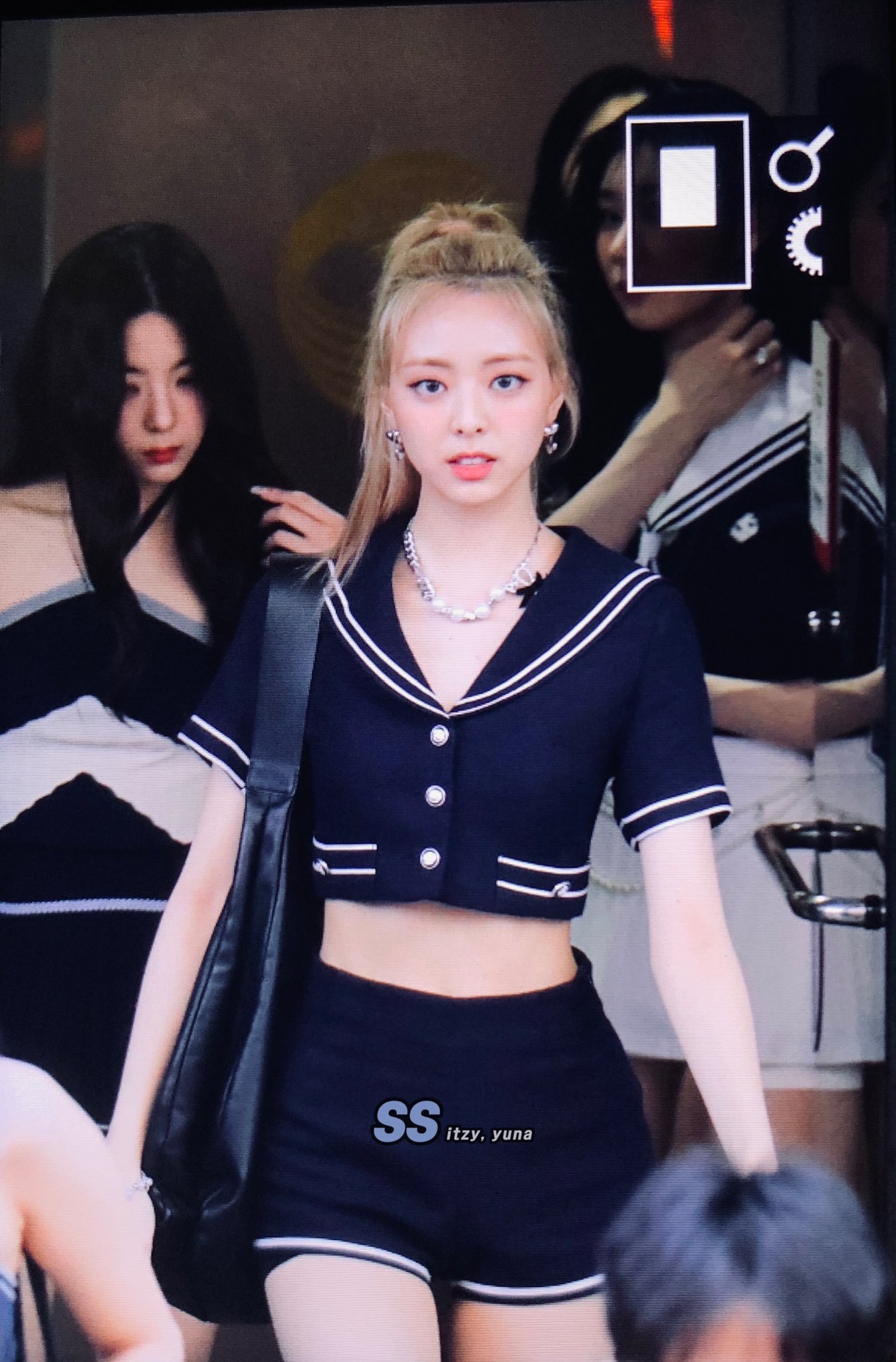 Học 2 idol xứ Hàn mặc crop top đẹp mê hồn - 14