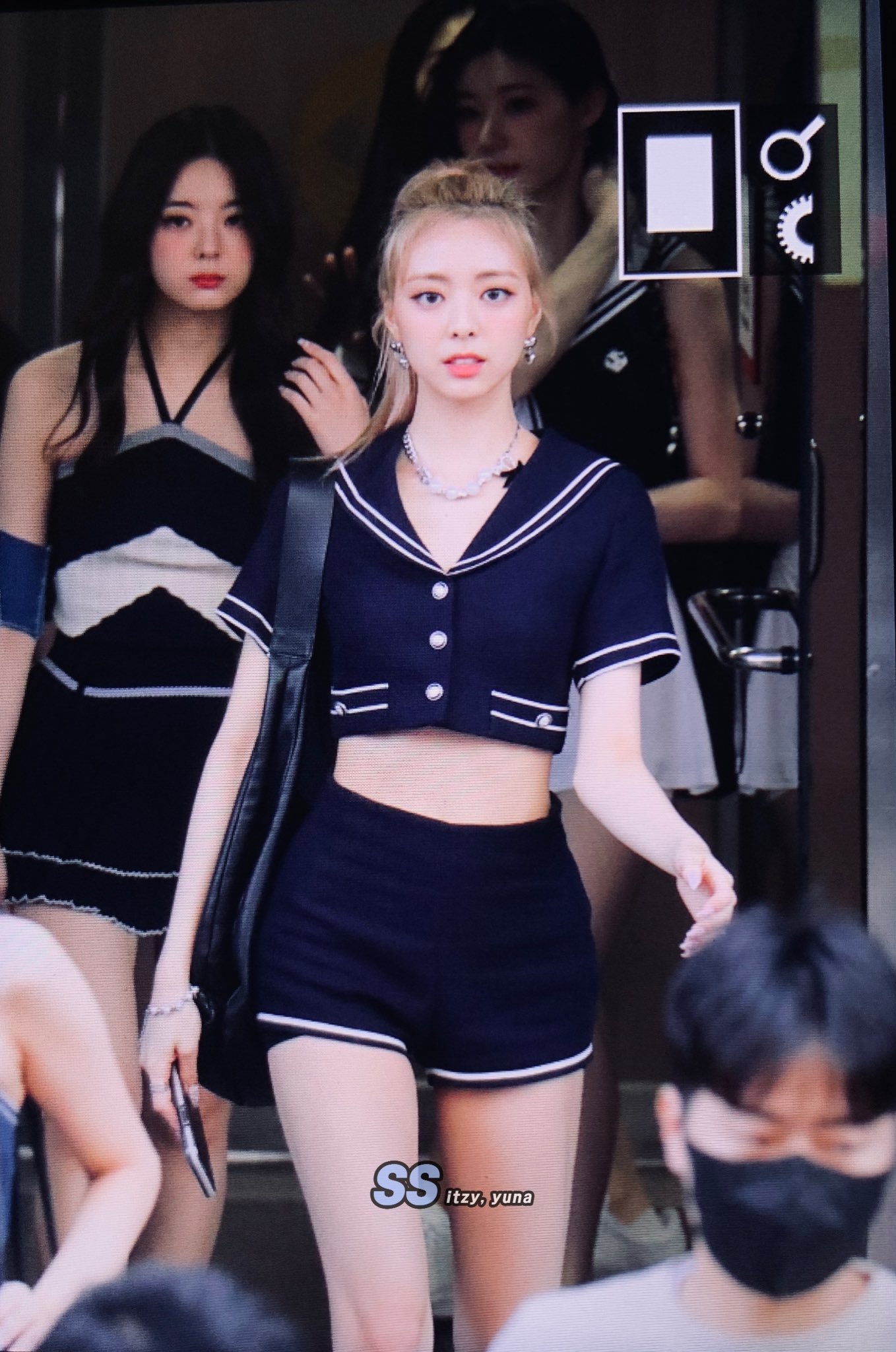 Học 2 idol xứ Hàn mặc crop top đẹp mê hồn - 13