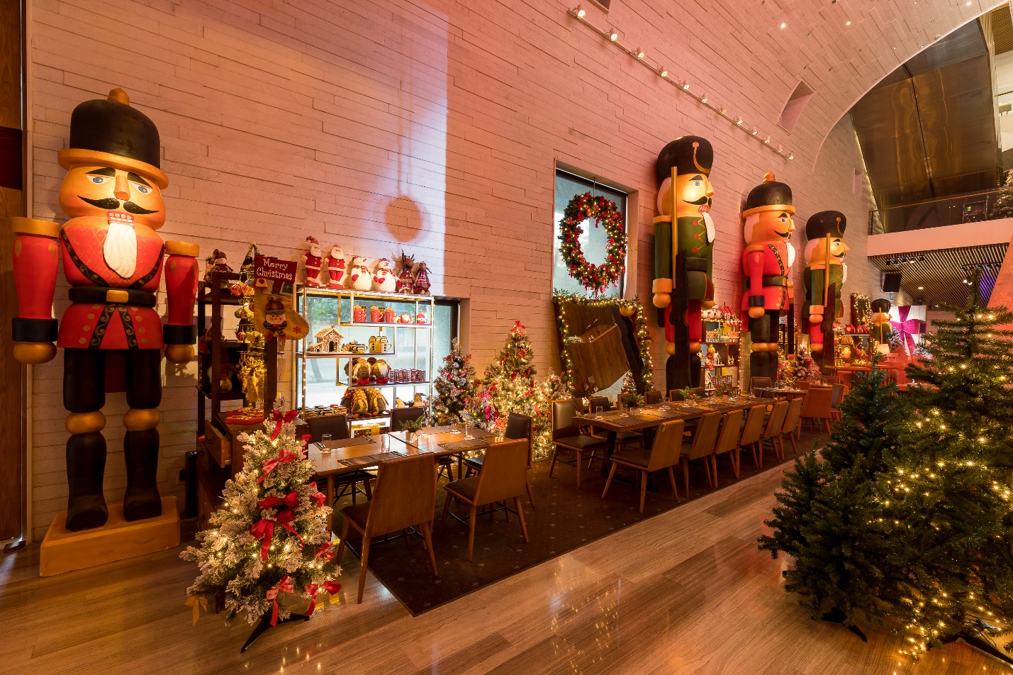 Khu vực chỗ ngồi của khách hàng được tái hiện như một phiên chợ Giáng sinh đầy màu sắc nơi trời Âu