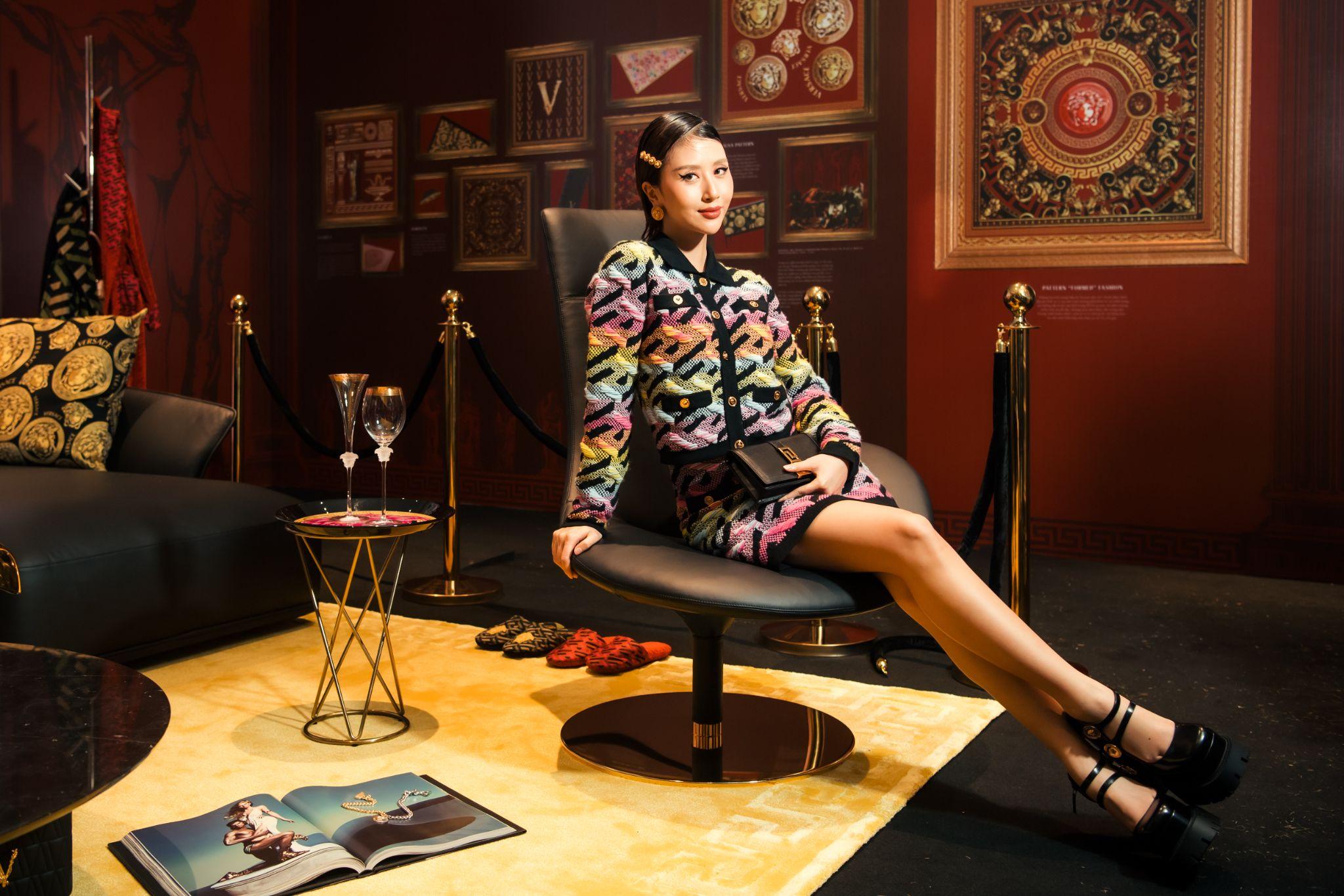 Fashionista Quỳnh Anh Shyn trong phòng trưng bày BST Versace Home