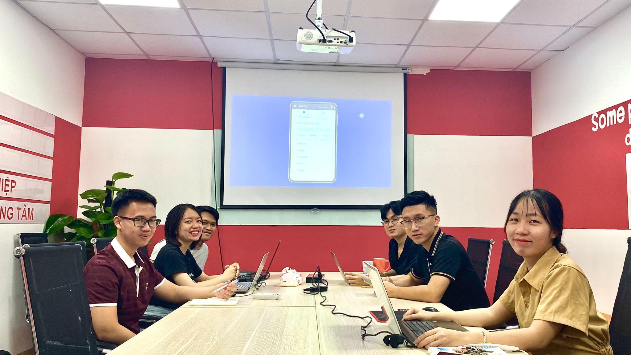 Đội ngũ phát triển sản phẩm Fastdo đang họp bàn về kế hoạch cải tiến phần mềm fWork