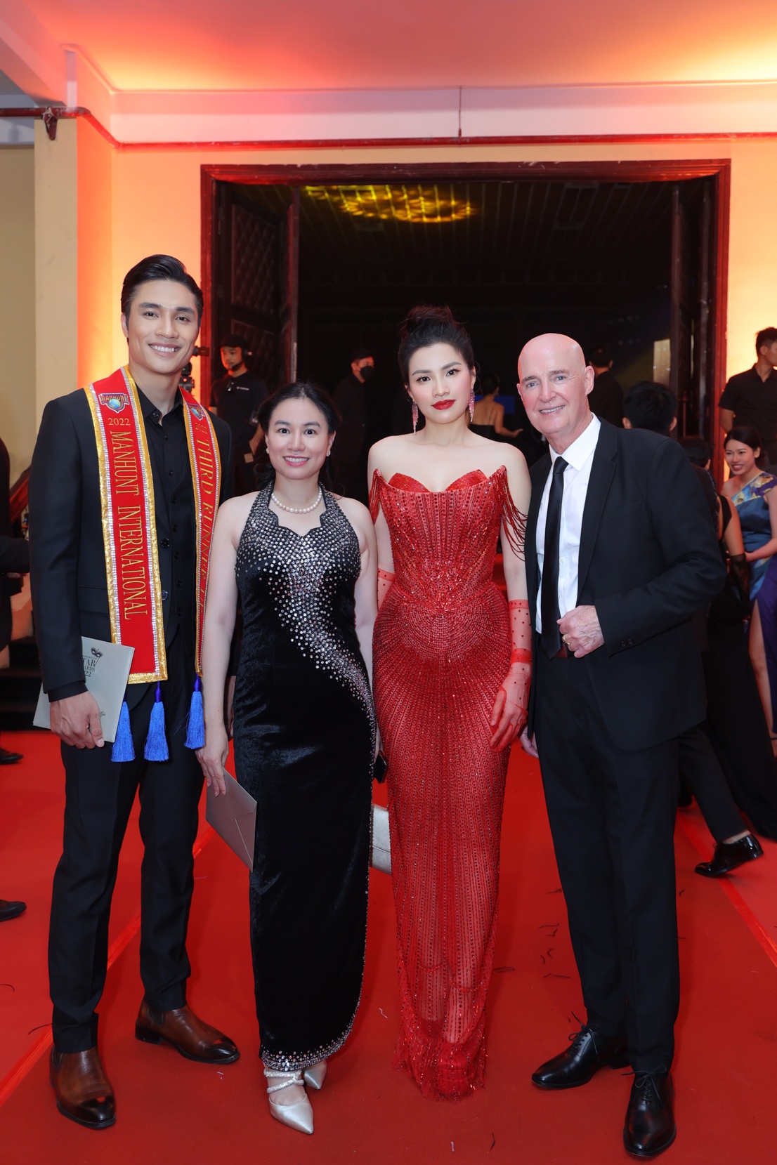 Diện thiết kế của Chung Thanh Phong, doanh nhân Vũ Thị Minh Hương nhận giải “Best Dressed” - 1