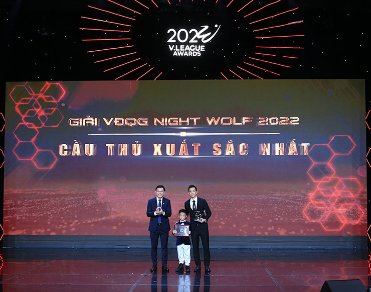 Văn Quyết vừa nhận giải thưởng Cầu thủ xuất sắc nhất V-League 2022.