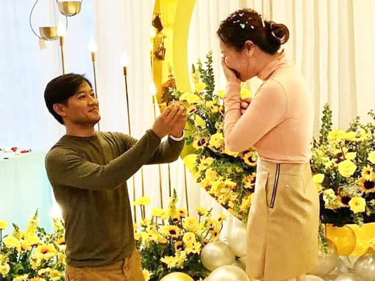 Đời sống Showbiz - Chàng trai quê Hóc Môn vượt qua “miệng đời”, cưới "bà trùm bất động sản" hơn 7 tuổi