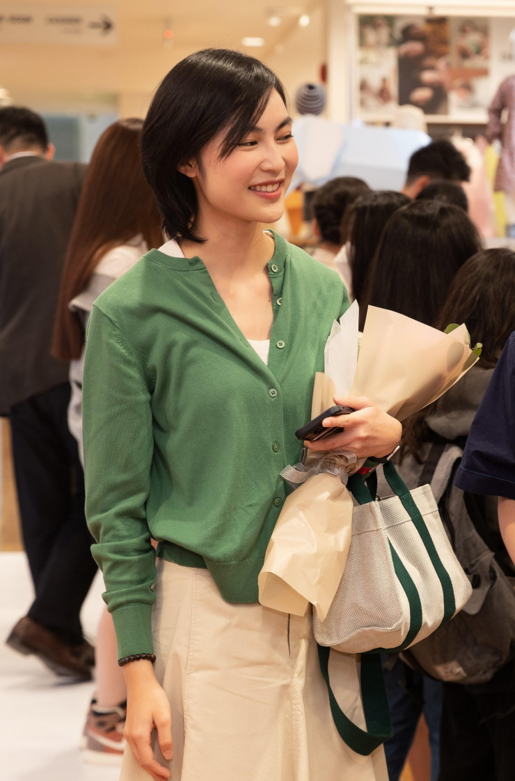 Mái tóc ngắn mới lạ giúp Helly Tống khoe nhan sắc ngọt ngào, đồng thời mang đến một vẻ ngoài chưa từng thấy và ấn tượng với khán giả.