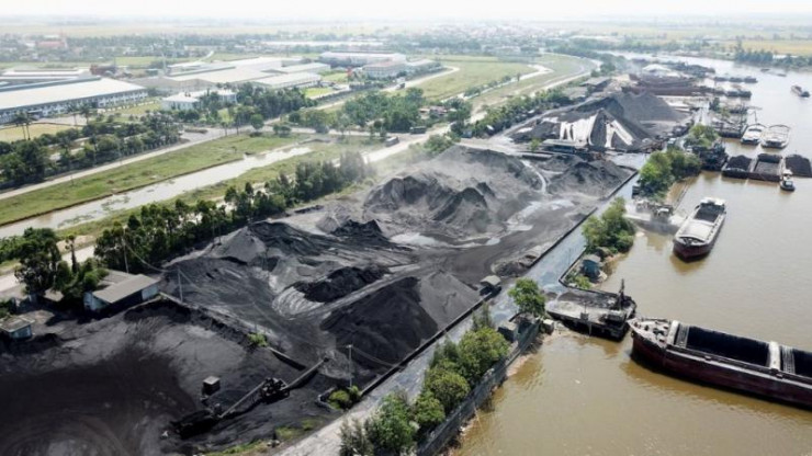 Ô nhiễm môi trường từ các cảng than dọc đê sông Đáy (huyện Yên Khánh - Ninh Bình). Ảnh: XL