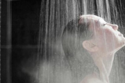 Sức khỏe đời sống - Tắm mùa lạnh, cần lưu ý kỹ những điều sau kẻo đau đầu, đột tử