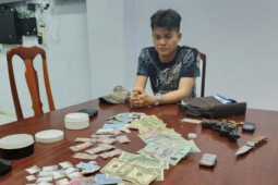 Pháp luật - Bắt quả tang người đàn ông giấu ma túy và súng trong cốp xe