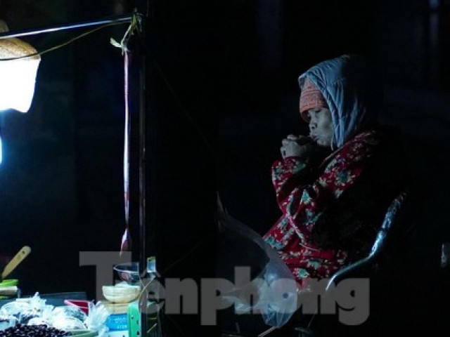 Tin tức trong ngày - Lao động đường phố nhọc nhằn mưu sinh trong đêm rét sâu đầu đông ở Hà Nội