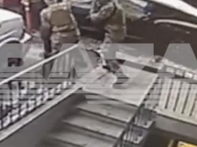 Thế giới - Triệu phú bitcoin Nga bị lôi khỏi xe sang Bentley ngay giữa Moscow