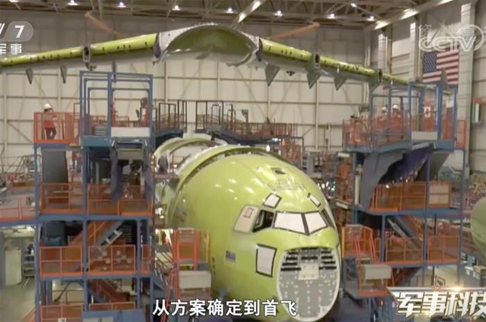 Hình ảnh bên trong nhà máy sản xuất máy bay lớn của XAIC tại Sơn Tây (Ảnh cắt từ clip)