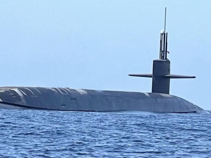 Tàu ngầm hạt nhân mạnh nhất của Mỹ bất ngờ nổi trên biển Ả Rập đón tướng cấp cao