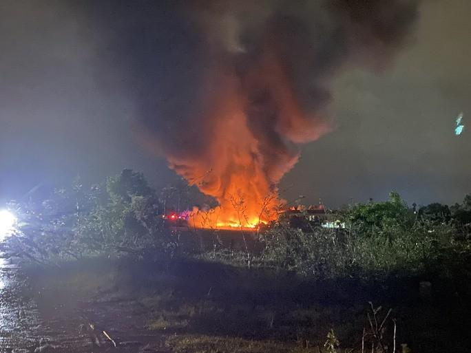 Vụ cháy xảy ra tại một kho phế liệu có diện tích gần 1.000 m2, nằm cạnh Quốc lộ 14B đoạn qua xã Hòa Khương, huyện Hòa Vang, TP Đà Nẵng