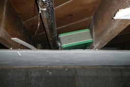 Bạn trẻ - Cuộc sống - Đôi vợ chồng bất ngờ có gần 1 tỷ đồng nhờ tìm được thứ khó tin khi sửa nhà