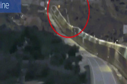 Thế giới - Video: Người di cư dùng cách chưa từng có để xâm nhập lãnh thổ nước thành viên EU