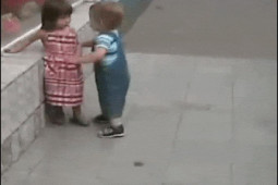 Tranh vui - Khoảnh khắc các nhóc tì khiến bao người "cười không ngậm được miệng"