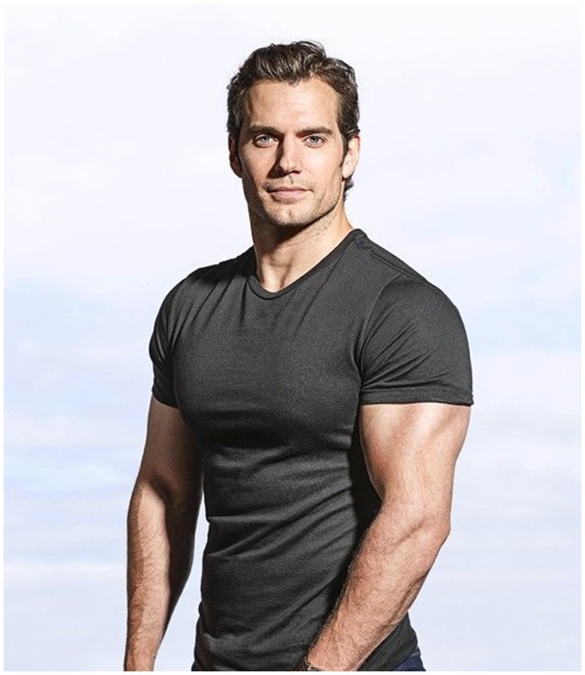 Henry Cavill là diễn viên người Anh nổi tiếng trong nhân vật Siêu nhân được nhiều người yêu thích. Ở tuổi 39, nam diễn viên này vẫn nóng bỏng, hút hồn với body cực chuẩn.
