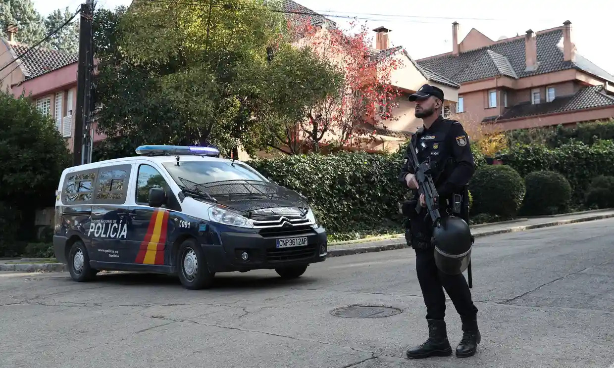 Cảnh sát Tây Ban Nha tăng cường an ninh ở Đại sứ quán Ukraine (ảnh: Reuters)