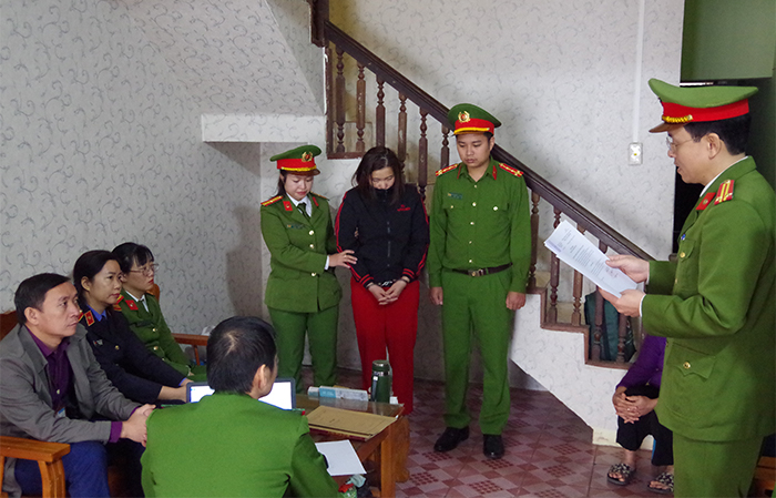 Cơ quan điều tra tống đạt các quyết định và Lệnh bắt tạm giam Nguyễn Thị Thản.