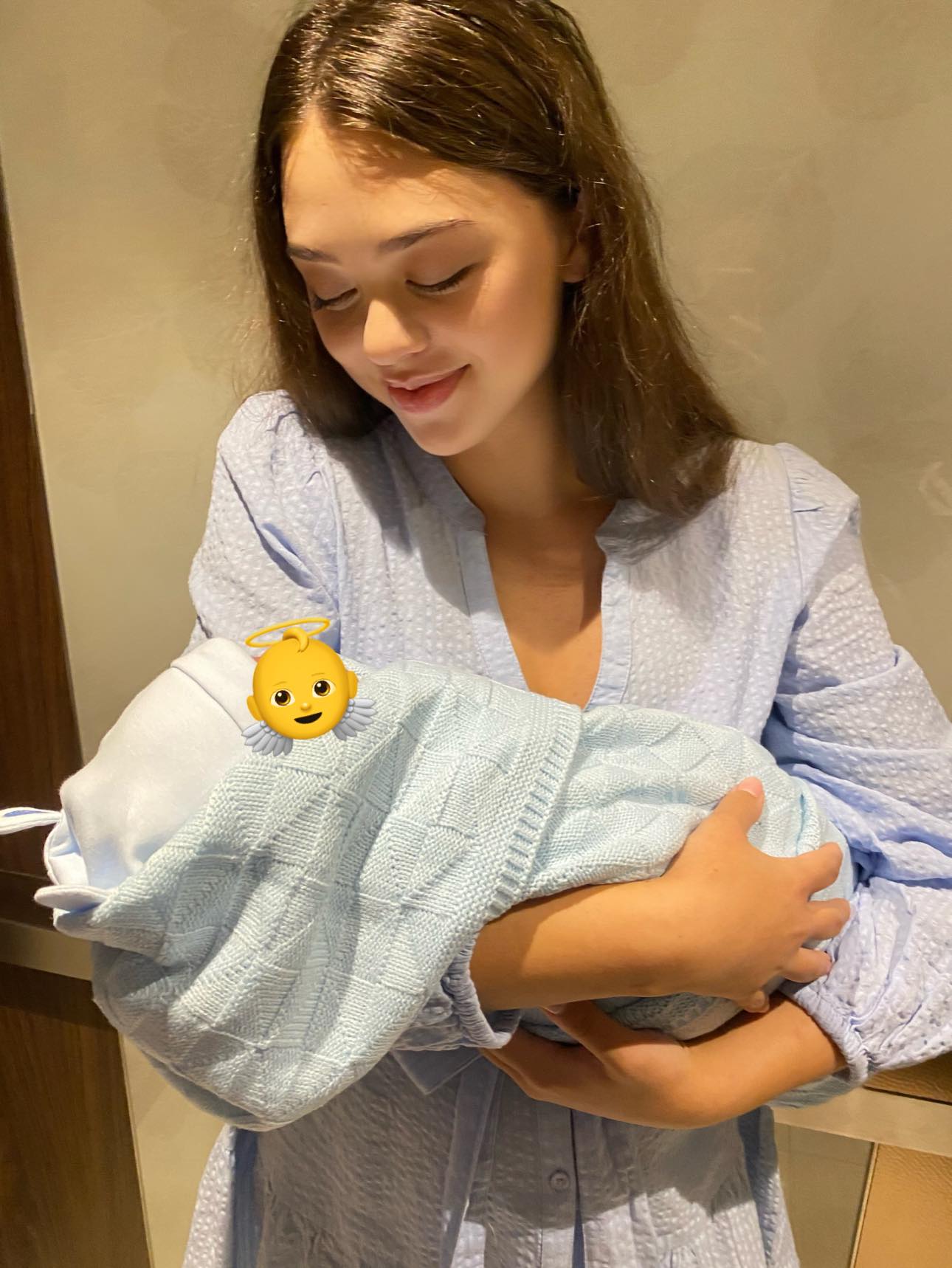 Dianka Zakhidova lần đầu đăng ảnh bên con trai nhỏ sau khi vượt cạn thành công