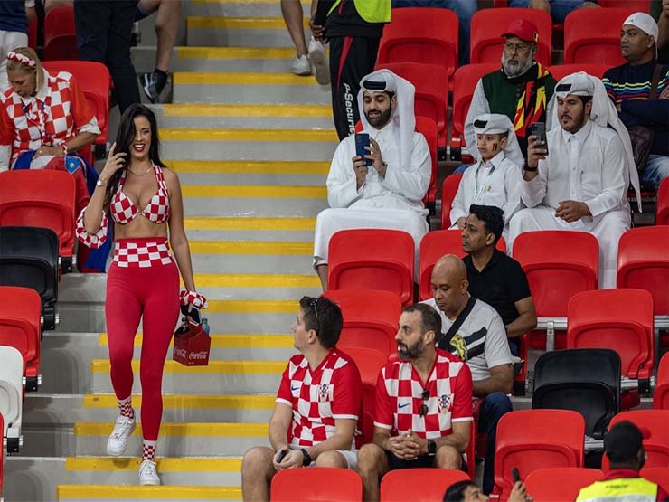 Thời trang - Tại sao nữ cổ động viên ăn mặc gợi cảm trên khán đài World Cup 2022 vẫn chưa bị xử phạt?