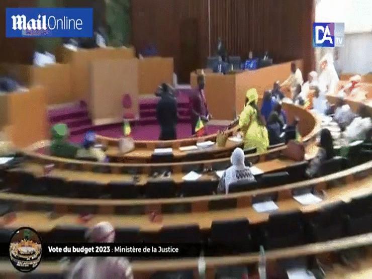 Thế giới - Nam nghị sĩ tát nữ đồng nghiệp, gây ẩu đả ngay tại quốc hội Senegal