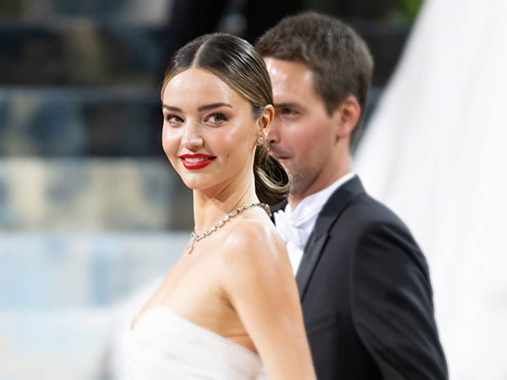 Thời trang - Theo đuổi gu thời trang kín đáo, "mỹ nhân sát tỷ phú" vẫn được khen quyến rũ hơn người