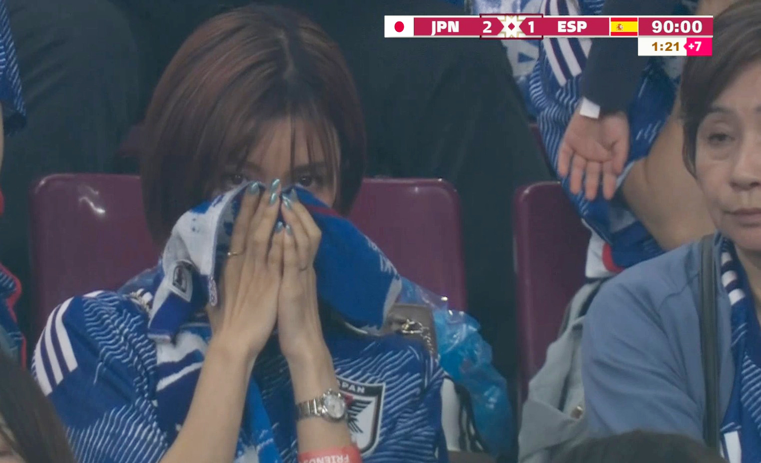 Người đẹp Nhật “gây sốt” trên khán đài World Cup hoá ra là chân dài có tiếng - 1