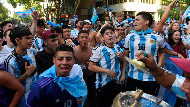 Argentina vào tứ kết World Cup: &#34;Biển người&#34; ăn mừng như vô địch, tôn vinh Messi - 5