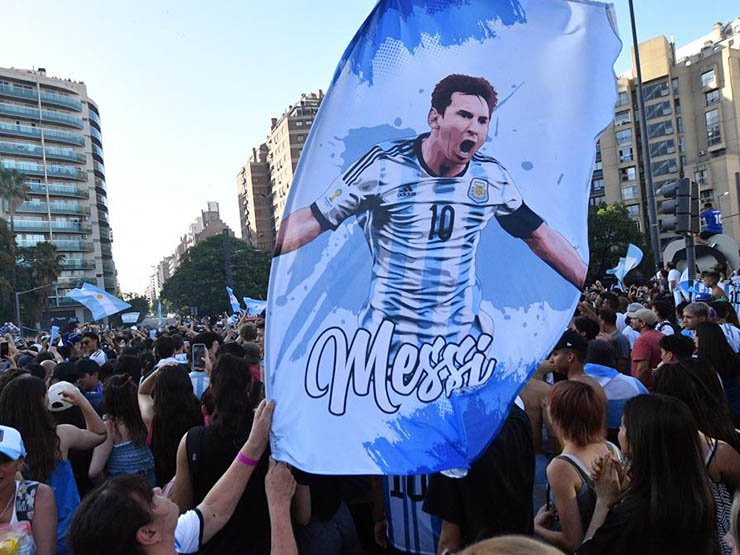 Bóng đá - Argentina vào tứ kết World Cup: "Biển người" ăn mừng như vô địch, tôn vinh Messi