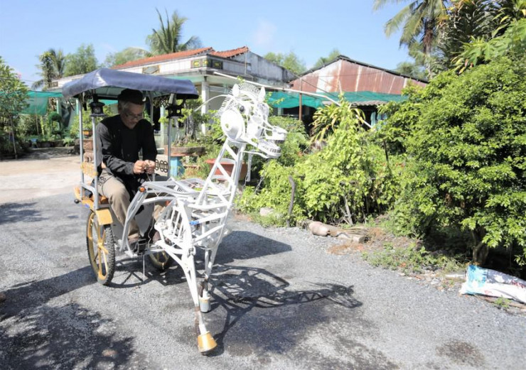 Ông Đức thường mặc lên bộ trang phục áo dài khăn đóng, cởi trên con ngựa sắt do mình chế tạo biểu diễn trên đường quê. Ảnh: HUỲNH DU