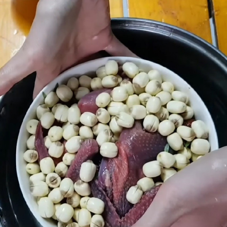 Món ngon cuối tuần: Cách làm bồ câu hầm ngải cứu mềm thơm, đậm đà - 4