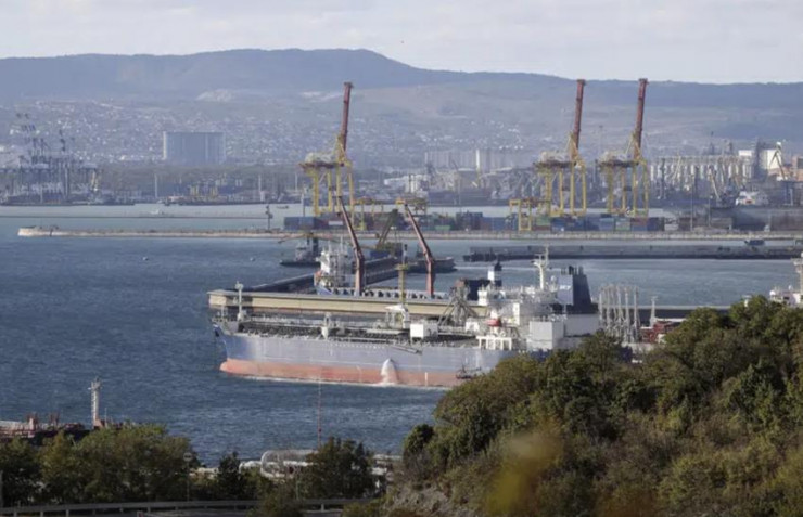 Tàu chở dầu Nga tại cảng Sheskharis ở TP Novorossiysk (Nga). ẢNH: AP