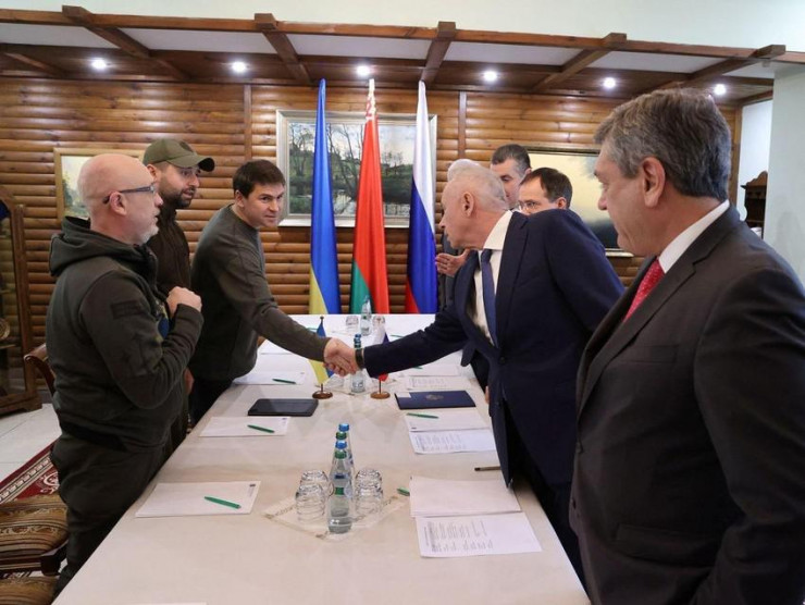 Phái đoàn Nga và Ukraine trong một cuộc gặp hôm tháng 3 tại Belarus. Ảnh: Reuters