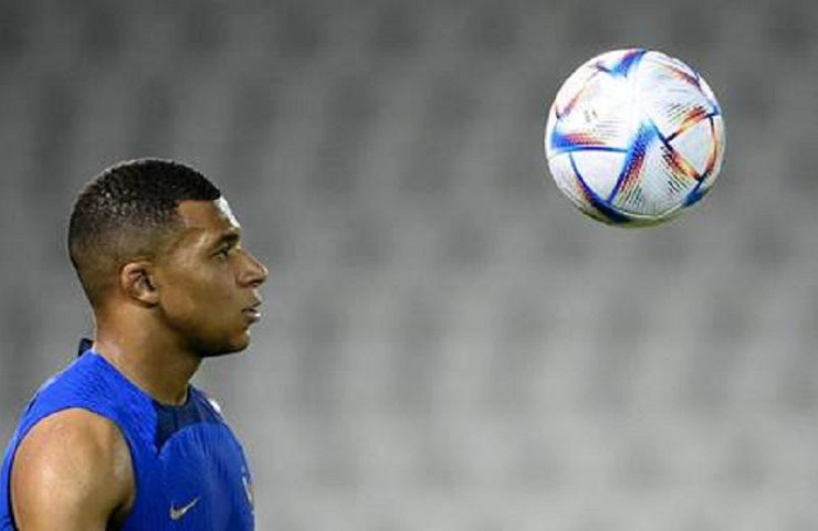 Kylian Mbappe của Pháp chơi với quả bóng Al Rihla mới tại World Cup 2022 ở Qatar.