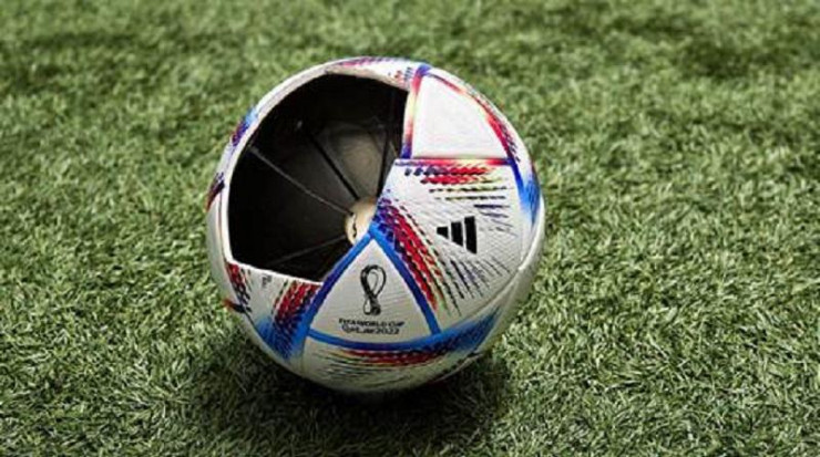 Lần đầu tiên, World Cup 2022 sử dụng công nghệ theo dõi bên trong quả bóng. Là quả bóng thi đấu chính thức của Giải vô địch bóng đá thế giới 2022 Qatar, Al Rihla là một trong những đổi mới công nghệ quan trọng nhất. Cảm biến cung cấp cái nhìn sâu sắc chưa từng có về mọi yếu tố chuyển động của quả bóng và được cấp nguồn bằng pin sạc. Công nghệ này không gây chú ý cho người chơi và không ảnh hưởng đến hiệu suất của quả bóng.