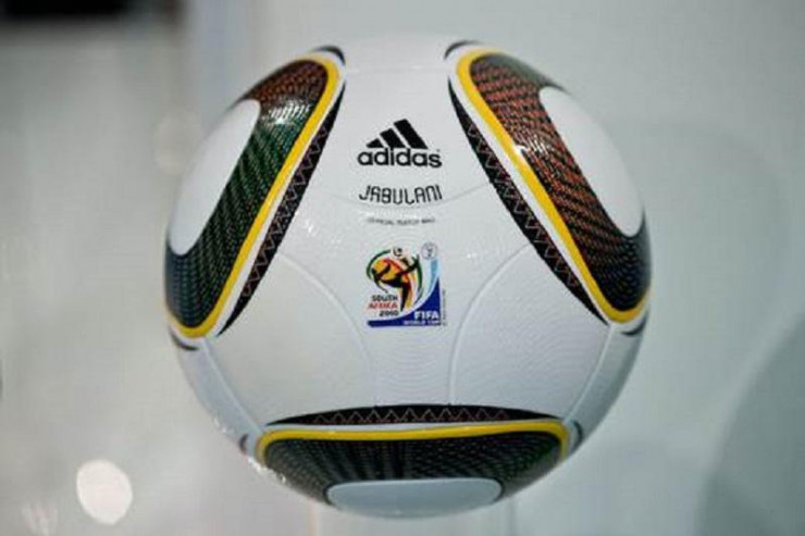 Quả bóng Jabulani mịn hơn từ World Cup 2010 ở Nam Phi đã nhận rất nhiều lời chỉ trích vì bay chậm.