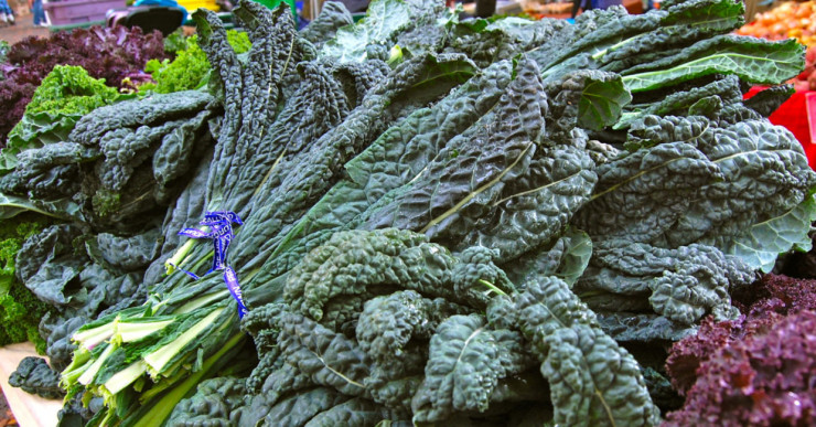 Chỉ cần một chén cải Kale tươi xắt nhỏ cung cấp 80 mg vitamin C