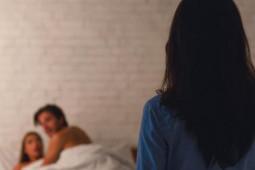 Bạn trẻ - Cuộc sống - Phản ứng gây bức xúc của gã chồng bị vợ bắt quả tang ở nhà người tình trong tình trạng "thiếu vải"