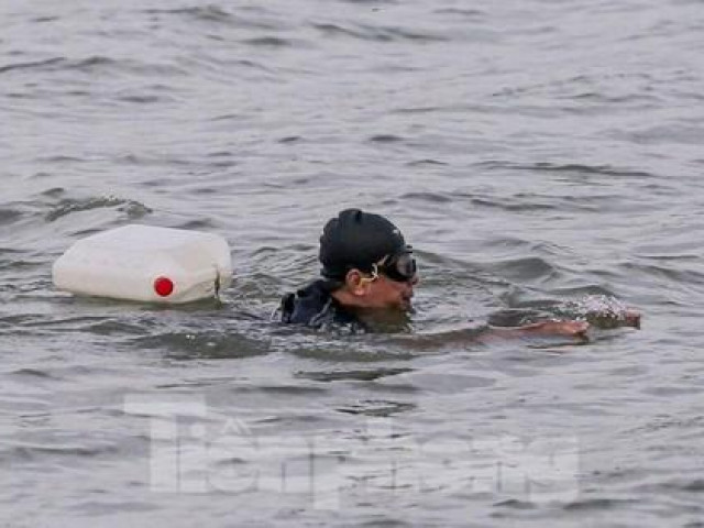 Tin tức trong ngày - Hà Nội rét căm căm, nhiều người vẫn 'luyện công' tắm sông Hồng