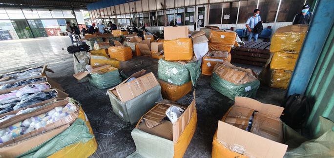 Hàng hóa đang kiểm tra